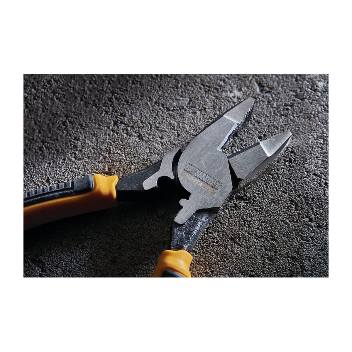 DEWALT คีมปากตรง Multi-Use ขนาด 9.5 นิ้ว รุ่น DWHT82792-0 ความแข็งสม่ำเสมอตลอดคมตัด ใช้สำหรับหนีบหรือตัด (ดีวอลท์)