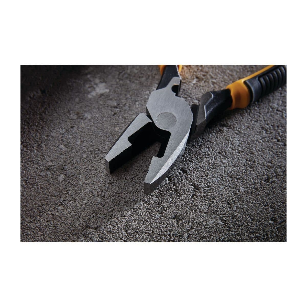 DEWALT คีมปากตรง Multi-Use ขนาด 9.5 นิ้ว รุ่น DWHT82792-0 ความแข็งสม่ำเสมอตลอดคมตัด ใช้สำหรับหนีบหรือตัด (ดีวอลท์)