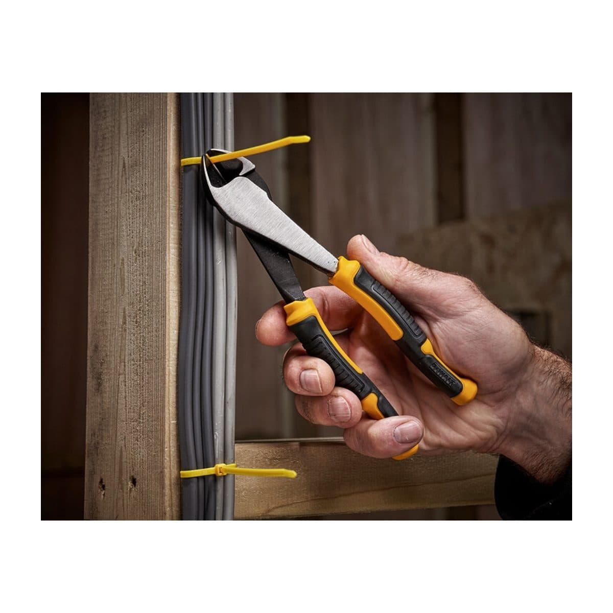 DEWALT คีมปากตัด คอยาว ขนาด 8 นิ้ว (200 มม.) รุ่น DWHT82797-0 ความแข็งสม่ำเสมอตลอดคมตัด ใช้สำหรับหนีบหรือตัด (ดีวอลท์)