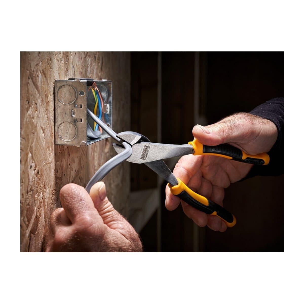 DEWALT คีมปากตัด คอยาว ขนาด 8 นิ้ว (200 มม.) รุ่น DWHT82797-0 ความแข็งสม่ำเสมอตลอดคมตัด ใช้สำหรับหนีบหรือตัด (ดีวอลท์)