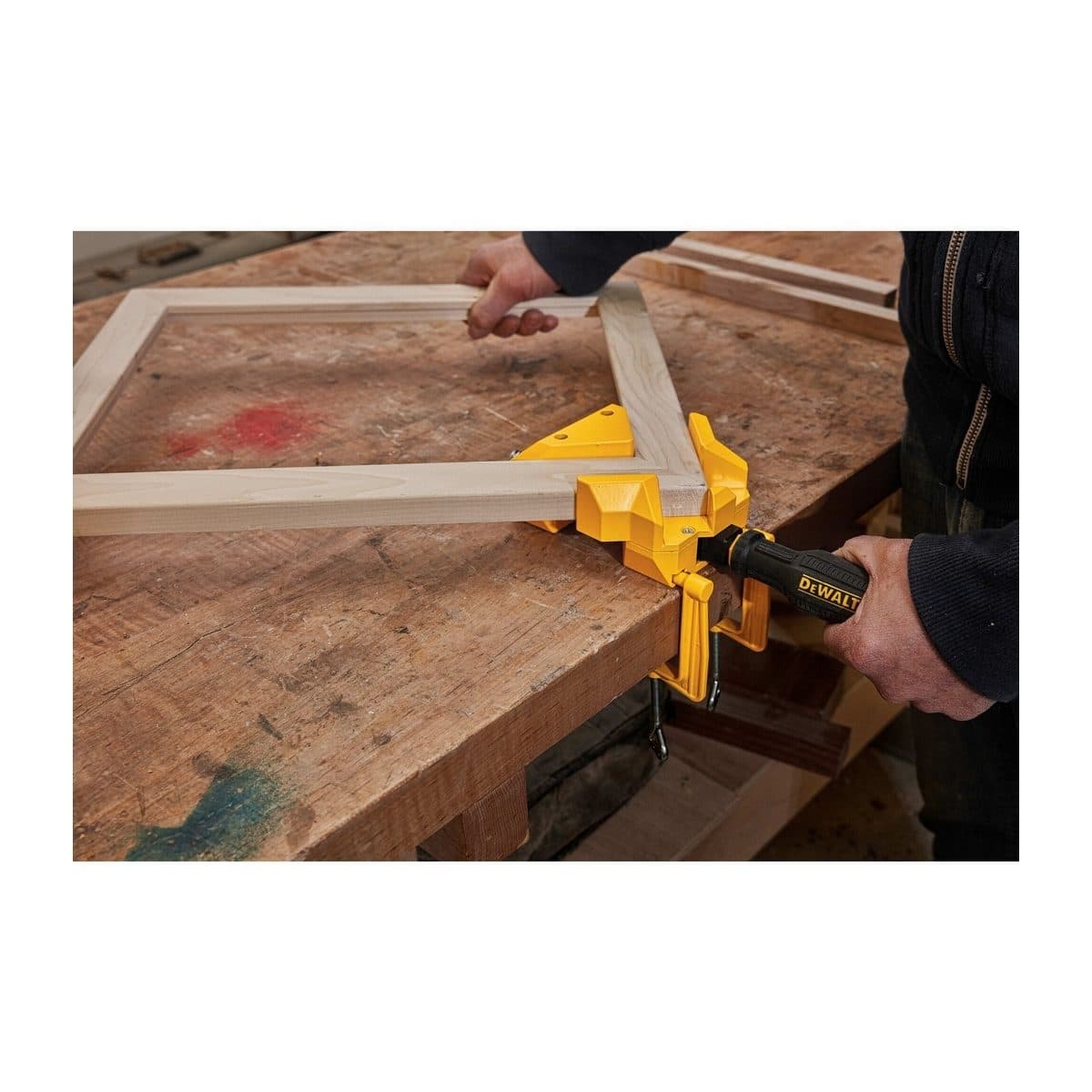 DEWALT แคลมป์เข้ามุมแบบที่ที่ยึดกับโต๊ะ รุ่น DWHT83853-0 แรงบีบรัด 113 กก. สำหรับเข้ามุม 90 องศา (ดีวอลท์)