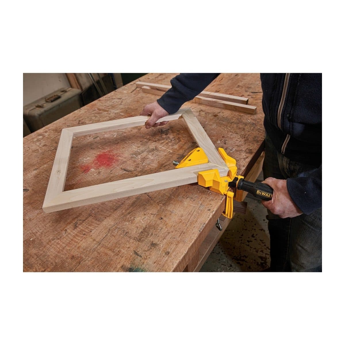 DEWALT แคลมป์เข้ามุมแบบที่ที่ยึดกับโต๊ะ รุ่น DWHT83853-0 แรงบีบรัด 113 กก. สำหรับเข้ามุม 90 องศา (ดีวอลท์)