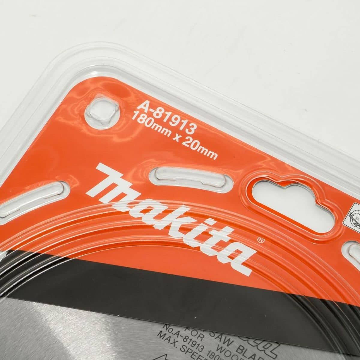 MAKITA ใบเลื่อยวงเดือนคาร์ไบด์สำหรับตัดไม้ 7 นิ้ว 30 ฟัน รุ่น A-81913 เส้นผ่านศูนย์กลาง 180 มม. หนา 2.2 มม. (มากีต้า)