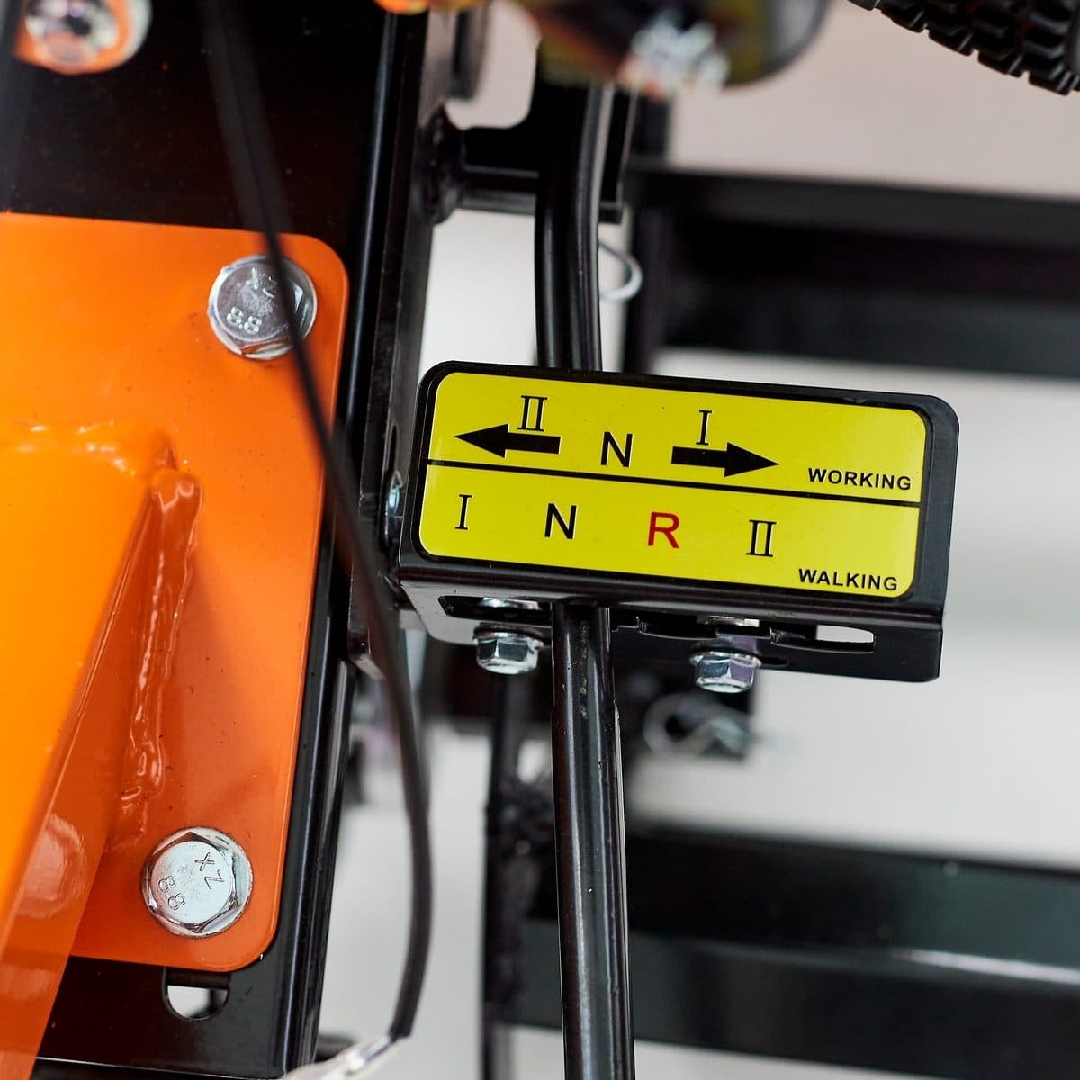 POLO เครื่องพรวนดิน สตาร์ทมือ เครื่องยนต์ 7.0 แรงม้า (212 ซีซี) รุ่น 2G-82W ความกว้างการพรวน 700 มม. ความลึกการพรวน ≤100 มม. ขับเคลื่อนด้วยเ