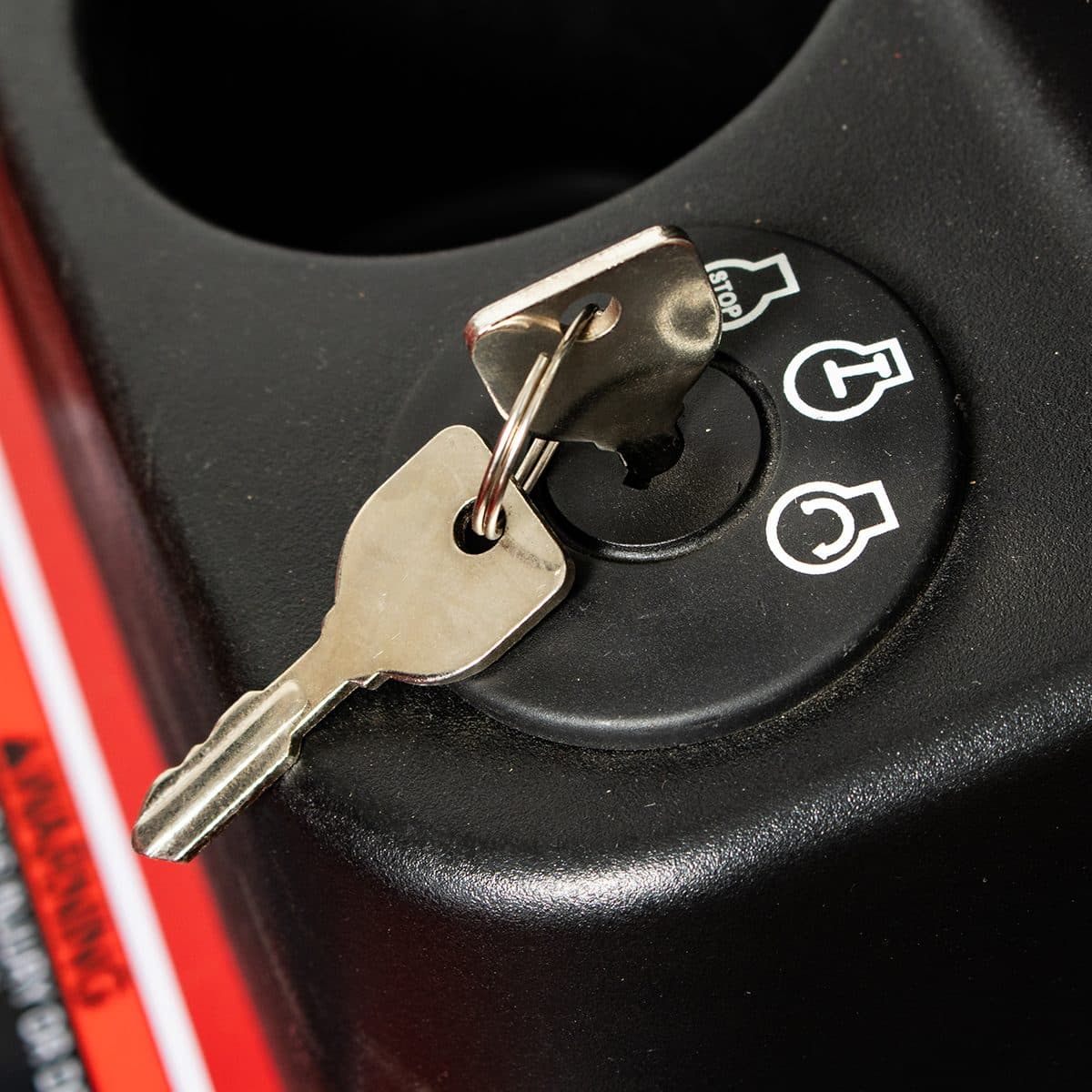 POLO รถตัดหญ้านั่งขับ 30 นิ้ว เครื่องยนต์ 12.5 แรงม้า ความจุกระบอกสูบ 344 ซีซี รุ่น 30HB125 ถังน้ำมัน 4.2 ลิตร ความสูงในการตัดหญ้า 20 - 90 ม