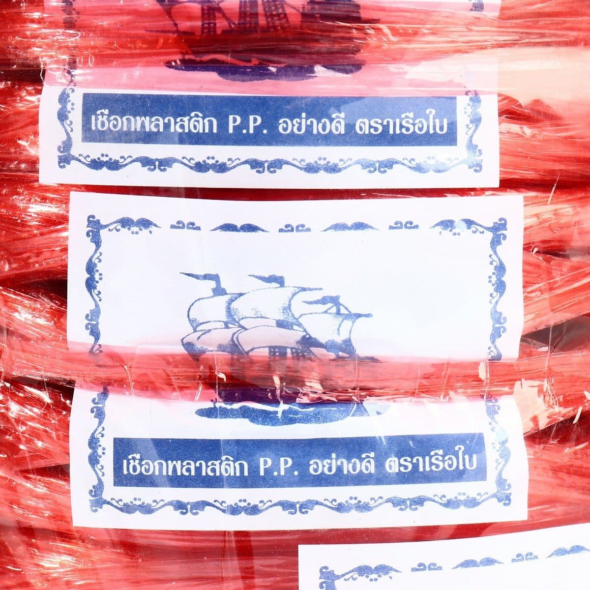 เรือใบ เชือกฟางเส้นกลาง สีแดง หน้ากว้างประมาณ 3 นิ้ว เหนียว ไม่ขาดง่าย (บรรจุ 6 ม้วน/แพ็ค)