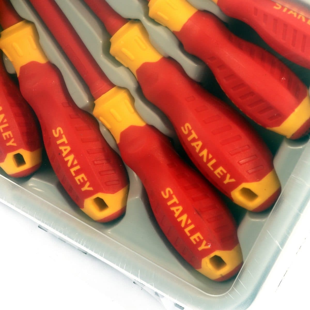 STANLEY ชุดไขควงหุ้มฉนวน 6 ชิ้น และ ไขควงวัดไฟ รุ่น 60-175 ได้รับการทดสอบกระแสไฟ 1,000 โวลต์ ก้านทำจากเหล็กโครมวานาเดียม มาตรฐาน EN60900 (สแ